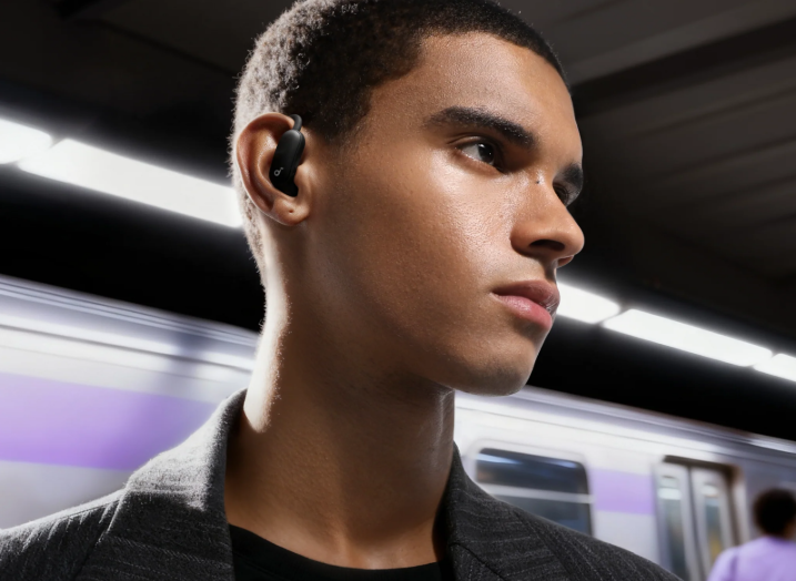 Comparing headphones vs earbuds